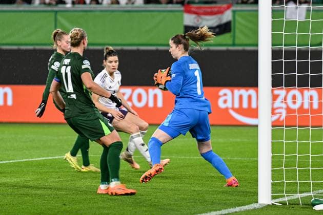 Soccer I Women I Season 2025 2026 I Champions League I Matchday 4 I VfL Wolfsburg Manchester United I 19 11 2025 Stina Johannes 1, VfL Wolfsburg r holds a free-kick, Janina Minge 6, VfL Wolfsburg saves with Alexandra Popp 11, VfL Wolfsburg in front of Dominique Janssen 17, Manchester United v l n r Wolfsburg Volkswagen Arena Niedersachsen Germany Copyright: xLobeca InesxHähnelx