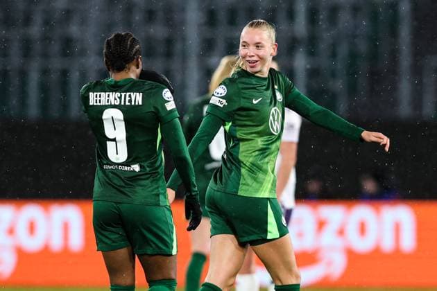 Goalscorer Lineth Beerensteyn VfL Wolfsburg,9 scores to 3 1 with Ella Peddemors VfL Wolfsburg,5 Womens Champions League season 2025 2026 VfL Wolfsburg vs Manchester United at the Volkswagen Arena in Wolfsburg Action,Football,Woman,Women,Ladies,Germany,19 11 2025
