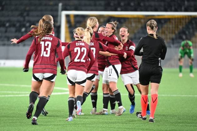 BERN, SWITZERLAND NOVEMBER 19 the Team from Sparta Praha celebrating the victory during the UEFA Women s Europa Cup 2025 26 Round of 16 Second Leg match between BSC Young Boys and AC Sparta Praha at Stadion Wankdorf on November 19, 2025 in Bern, Switzerland Bern Stadion Wankdorf Bern Switzerland Copyright: xJustPictures.ch ManuelxWinterbergerx jp-en-EuSpIm-MWI_5574