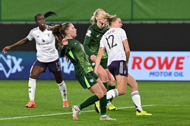 Soccer I Women I Season 2025 2026 I Champions League I Matchday 4 I VfL Wolfsburg Manchester United I 19 11 2025 Fridolina Rolfö 12, Manchester United scores the goal to make it 1-0 from the visitors point of view, Janou Johanna Theodora Levels 15, VfL Wolfsburg and Camilla Küver 16, VfL Wolfsburg cannot prevent the goal Wolfsburg Volkswagen Arena Niedersachsen Germany Copyright: xLobeca InesxHähnelx
