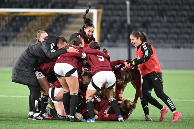 BERN, SWITZERLAND NOVEMBER 19 the Team from Sparta Praha celebrating the victory during the UEFA Women s Europa Cup 2025 26 Round of 16 Second Leg match between BSC Young Boys and AC Sparta Praha at Stadion Wankdorf on November 19, 2025 in Bern, Switzerland Bern Stadion Wankdorf Bern Switzerland Copyright: xJustPictures.ch ManuelxWinterbergerx jp-en-EuSpIm-MWI_5589