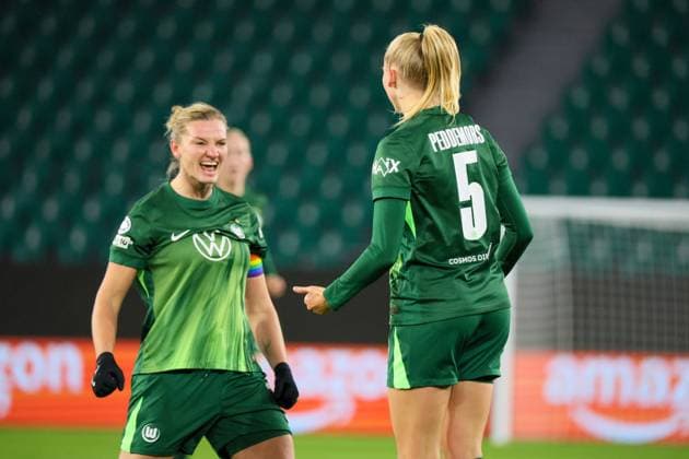Wolfsburg, Germany 19 November 2025 Champions League Women 2025 2026 VfL Wolfsburg vs Manchester United In the picture from left the second scorer Ella Peddemors VfL makes the goal to 1 1 for Wolfsburg and cheers with Alexandra Popp VfL AOK Stadion Niedersachsen Copyright: xFotostandx xFantinix