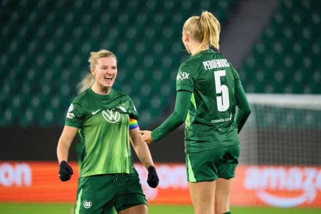 Wolfsburg, Germany 19 November 2025 Champions League Women 2025 2026 VfL Wolfsburg vs Manchester United In the picture from left the second scorer Ella Peddemors VfL makes the goal to 1 1 for Wolfsburg and cheers with Alexandra Popp VfL AOK Stadion Niedersachsen Copyright: xFotostandx xFantinix
