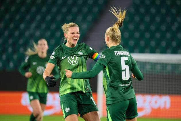 Wolfsburg, Germany 19 November 2025 Champions League Women 2025 2026 VfL Wolfsburg vs Manchester United In the picture from left the second scorer Ella Peddemors VfL makes the goal to 1 1 for Wolfsburg and cheers with Alexandra Popp VfL AOK Stadion Niedersachsen Copyright: xFotostandx xFantinix