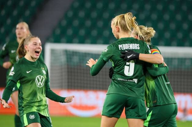 Wolfsburg, Germany 19 November 2025 Champions League Women 2025 2026 VfL Wolfsburg vs Manchester United In the picture from left the second scorer Ella Peddemors VfL makes the goal to 1 1 for Wolfsburg and cheers with Janou Levels VfL and Alexandra Popp VfL AOK Stadion Niedersachsen Copyright: xFotostandx xFantinix