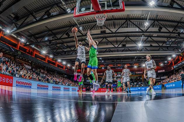 Basketball FIBA Europe Cup, Season 2025 2026, Men, Main round, Group stage, 6 Matchday, 19 11 2025, RASTA Vechta Dinamo BDS Sassari Tevin Brown 10 RASTA Vechta at the basket Vechta RASTA Dome Lower Saxony Germany