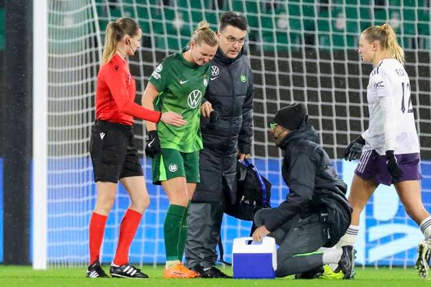 Alexandra Popp VfL Wolfsburg leaves the field injured and is substituted, UEFA Women s Champions League 2025 26 League Phase MD4, VfL Wolfsburg v Manchester United Women, VfL Wolfsburg Arena on November 19, 2025 in Wolfsburg, Germany Photo by Marco Steinbrenner DeFodi Images Alexandra Popp VfL Wolfsburg leaves the field injured and is substituted, UEFA Women s Champions League 2025 26 League Phase MD4, VfL Wolfsburg v Manchester United Women, VfL Wolfsburg Arena, November 19, 2025 in Wolfsburg, Germany Photo by Marco Steinbrenner DeFodi Images