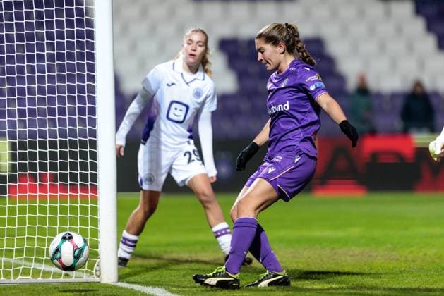 WOMEN SOCCER - EC, A.Wien vs Anderlecht VIENNA,AUSTRIA,19.NOV.25 - WOMEN SOCCER - UEFA Women s Europa Cup, round of 16, FK Austria Wien vs RSC Anderlecht. Image shows Nikki Ijzerman (Anderlecht) and Courtney Strode (A.Wien).  GEPAxpictures xArminxRauthner
