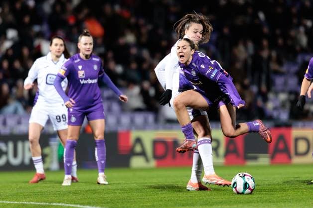 WOMEN SOCCER - EC, A.Wien vs Anderlecht VIENNA,AUSTRIA,19.NOV.25 - WOMEN SOCCER - UEFA Women s Europa Cup, round of 16, FK Austria Wien vs RSC Anderlecht. Image shows Tine De Caigny (Anderlecht) and Modesta Uka (A.Wien).  GEPAxpictures xArminxRauthner