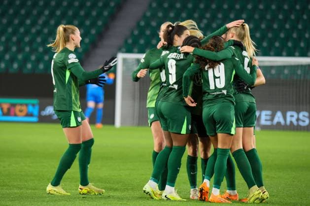 Wolfsburg, Germany 19 November 2025 Champions League Women 2025 2026 VfL Wolfsburg vs Manchester United In the picture goal scorer Ella Peddemors VfL , right in the picture, scores the goal to 1 1 for Wolfsburg and cheers with her teammates AOK Stadion Niedersachsen Copyright: xFotostandx xFantinix