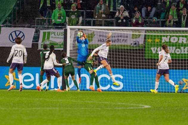 Germany, Football, UEFA, Womens Champions League, Matchday 4 2025 2026 VfL Wolfsburg Manchester United on 19 11 in Wolfsburg Volkswagen Arena Stina Johannes VfL Wolfsburg 1 grabs Copyright: xSvenxHeidmannx