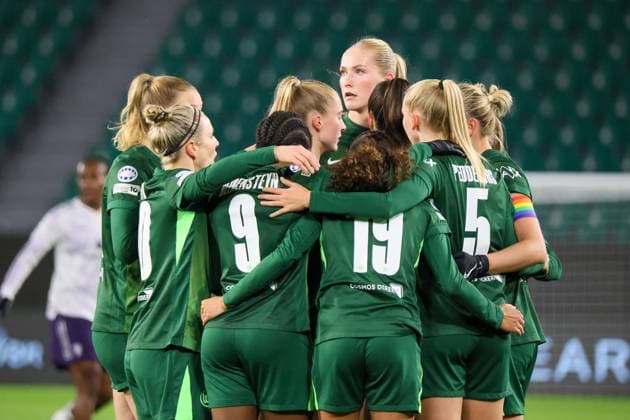 Wolfsburg, Germany 19 November 2025 Champions League Women 2025 2026 VfL Wolfsburg vs Manchester United In the picture goal scorer Ella Peddemors VfL , second from the right in the picture, scores the goal to 1 1 for Wolfsburg and cheers with her teammates AOK Stadion Niedersachsen Copyright: xFotostandx xFantinix