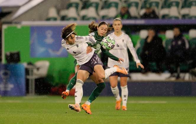 Photo Kessya BUSSY Wolfsburg straddles Hinata Miyazawa Manchester womens soccer Champions League on Wed 19 11 2025 VfL Wolfsburg Manchester United