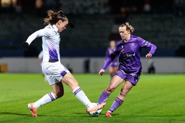 WOMEN SOCCER - EC, A.Wien vs Anderlecht VIENNA,AUSTRIA,19.NOV.25 - WOMEN SOCCER - UEFA Women s Europa Cup, round of 16, FK Austria Wien vs RSC Anderlecht. Image shows Tine De Caigny (Anderlecht) and Lena Triendl (A.Wien).  GEPAxpictures xArminxRauthner