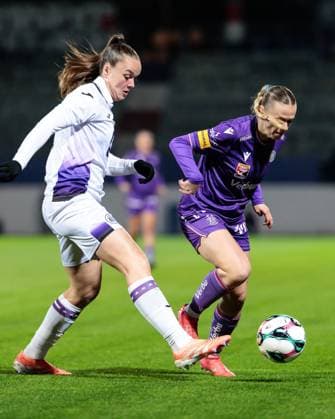 WOMEN SOCCER - EC, A.Wien vs Anderlecht VIENNA,AUSTRIA,19.NOV.25 - WOMEN SOCCER - UEFA Women s Europa Cup, round of 16, FK Austria Wien vs RSC Anderlecht. Image shows Tine De Caigny (Anderlecht) and Lena Triendl (A.Wien).  GEPAxpictures xArminxRauthner