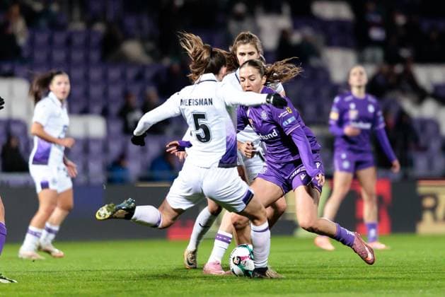 WOMEN SOCCER - EC, A.Wien vs Anderlecht VIENNA,AUSTRIA,19.NOV.25 - WOMEN SOCCER - UEFA Women s Europa Cup, round of 16, FK Austria Wien vs RSC Anderlecht. Image shows Fran Meersman (Anderlecht) and Modesta Uka (A.Wien).  GEPAxpictures xArminxRauthner