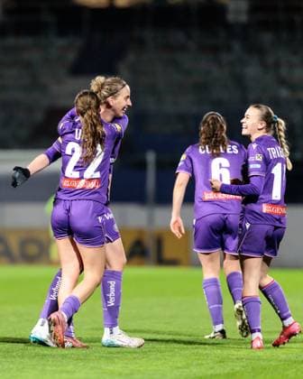 WOMEN SOCCER - EC, A.Wien vs Anderlecht VIENNA,AUSTRIA,19.NOV.25 - WOMEN SOCCER - UEFA Women s Europa Cup, round of 16, FK Austria Wien vs RSC Anderlecht. Image shows the rejoicing of Modesta Uka, Katharina Schiechtl and Lena Triendl (A.Wien).  GEPAxpictures xArminxRauthner