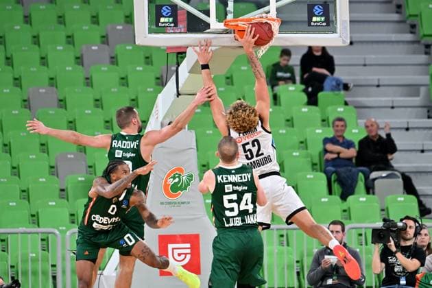 Ljubljana, Slovenia, November 19 2025, Zacharie Perrin of Veolia Towers (R) in action against Thomas Kennedy of Cedevita Olimpija (2R) during the BKT EuroCup basketball match between Cedevita Olimpija (Slovenia) and Veolia Towers (Germany) at Arena Stozice, Ljubljana, Slovenia. (Photo by Igor Kupljenik Sports Press Photo) Copyright: xIgorxKupljenikx xSPPx Sportspressphoto_SPR63680