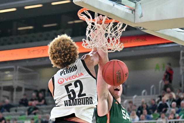 Ljubljana, Slovenia, November 19 2025, Thomas Kennedy of Cedevita Olimpija (R) in action against Zacharie Perrin of Veolia Towers (L) during the BKT EuroCup basketball match between Cedevita Olimpija (Slovenia) and Veolia Towers (Germany) at Arena Stozice, Ljubljana, Slovenia. (Photo by Igor Kupljenik Sports Press Photo) Copyright: xIgorxKupljenikx xSPPx Sportspressphoto_SPR63682
