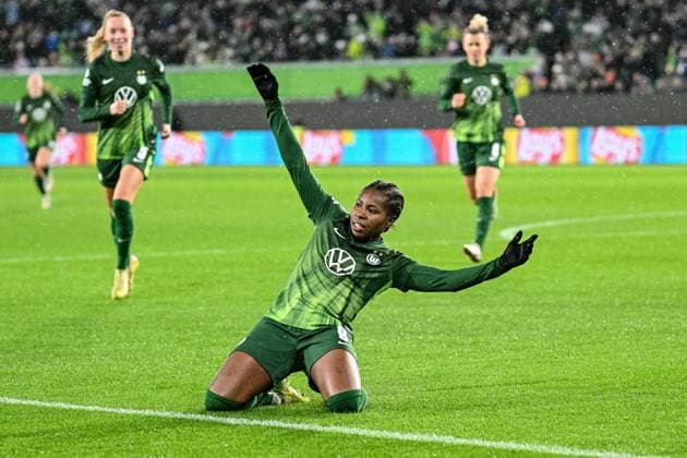 Soccer I Women I Season 2025 2026 I Champions League I 4 Matchday I VfL Wolfsburg Manchester United I 19 11 2025 Goal celebration Lineth Beerensteyn 9, VfL Wolfsburg slides on her knees after her double pack Crop, close-up, portrait, portrait, single photo, single image, body Wolfsburg Volkswagen Arena Lower Saxony Germany Copyright: xLobeca InesxHähnelx