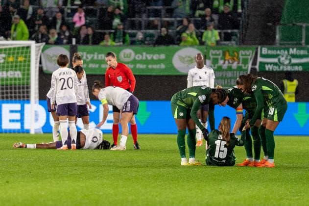 Germany, Football, UEFA, Womens Champions League, Matchday 4 2025 2026 VfL Wolfsburg Manchester United on 19 11 in Wolfsburg Volkswagen Arena Treatment break for Melvine Malard Manchester United 9 and Janou Levels VfL Wolfsburg 15 Copyright: xSvenxHeidmannx
