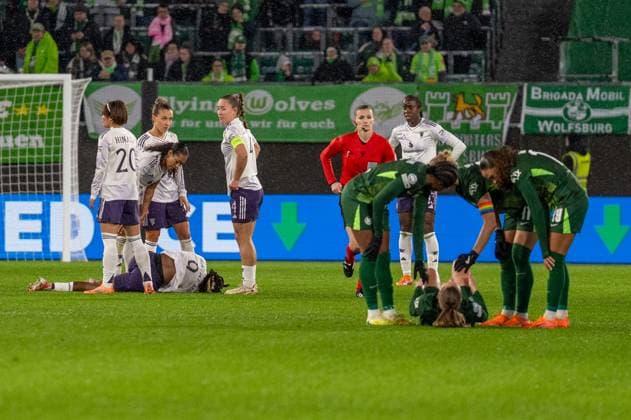 Germany, Football, UEFA, Womens Champions League, Matchday 4 2025 2026 VfL Wolfsburg Manchester United on 19 11 in Wolfsburg Volkswagen Arena Treatment break for Melvine Malard Manchester United 9 and Janou Levels VfL Wolfsburg 15 Copyright: xSvenxHeidmannx