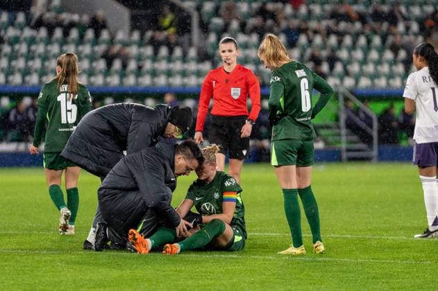 Germany, Football, UEFA, Womens Champions League, Matchday 4 2025 2026 VfL Wolfsburg Manchester United on 19 11 in Wolfsburg Volkswagen Arena Alexandra Popp VfL Wolfsburg 11 injured Copyright: xSvenxHeidmannx