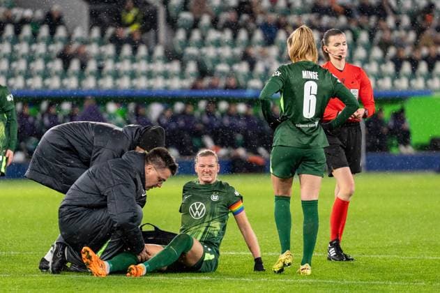 Germany, Football, UEFA, Womens Champions League, Matchday 4 2025 2026 VfL Wolfsburg Manchester United on 19 11 in Wolfsburg Volkswagen Arena Alexandra Popp VfL Wolfsburg 11 injured Copyright: xSvenxHeidmannx