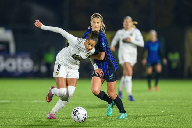 251119 Felicia Schröder of Häcken and Katie Bowen of Inter during the UEFA Women s Europa Cup between Inter and Häcken on November 19, 2025 in Milano Photo Daniel Stiller BILDBYRAN kod DS DS0528 fotboll football soccer fotball europa cup inter häcken uefa womens europa cup dam bbeng  Copyright: DANIELxSTILLER BB251119DS032