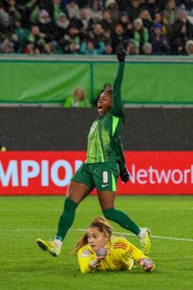 Wolfsburg, Germany 19 November 2025 Champions League Women 2025 2026 VfL Wolfsburg vs Manchester United In the picture goal scorer Ella Peddemors VfL , not in the picture, scores the goal to 2 1 for Wolfsburg and Lineth Beerensteyn VfL cheers next to goalkeeper Safia Middleton Patel Manchester AOK Stadion Niedersachsen Copyright: xFotostandx xFantinix
