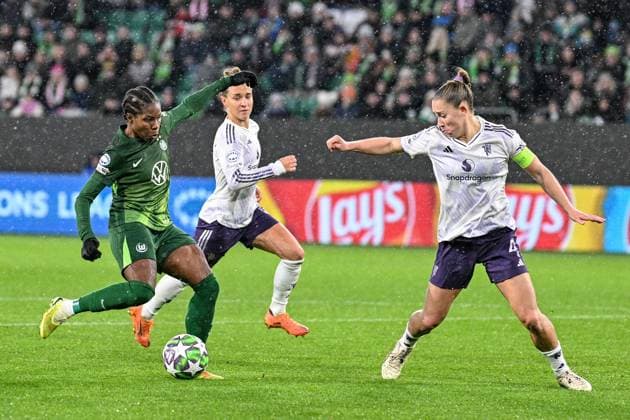 Soccer I Women I Season 2025 2026 I Champions League I Matchday 4 I VfL Wolfsburg Manchester United I 19 11 2025 Shot on goal and goal Lineth Beerensteyn 9, VfL Wolfsburg , Julia Zigiotti Olme 18, Manchester United with escort, Maya Le Tissier 4, Manchester United r with the block attempt Wolfsburg Volkswagen Arena Niedersachsen Germany Copyright: xLobeca InesxHähnelx