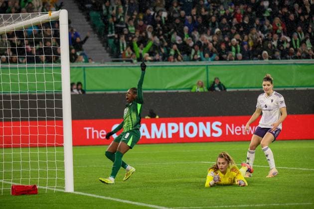 Wolfsburg, Germany 19 November 2025 Champions League Women 2025 2026 VfL Wolfsburg vs Manchester United In the picture scorer Ella Peddemors VfL , not in the picture, makes the goal to 2 1 for Wolfsburg and Lineth Beerensteyn VfL cheers next to goalkeeper Safia Middleton Patel Manchester and Dominique Janssen Manchester AOK Stadion Niedersachsen Copyright: xFotostandx xFantinix