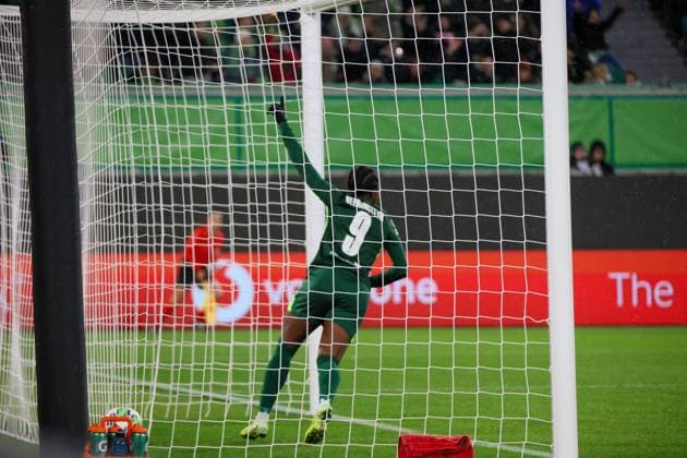 Wolfsburg, Germany 19 November 2025 Champions League Women 2025 2026 VfL Wolfsburg vs Manchester United In the picture scorer Ella Peddemors VfL , not in the picture, makes the goal to 2 1 for Wolfsburg and Lineth Beerensteyn VfL cheers in goal AOK Stadion Niedersachsen Copyright: xFotostandx xFantinix