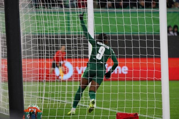 Wolfsburg, Germany 19 November 2025 Champions League Women 2025 2026 VfL Wolfsburg vs Manchester United In the picture scorer Ella Peddemors VfL , not in the picture, makes the goal to 2 1 for Wolfsburg and Lineth Beerensteyn VfL cheers in goal AOK Stadion Niedersachsen Copyright: xFotostandx xFantinix
