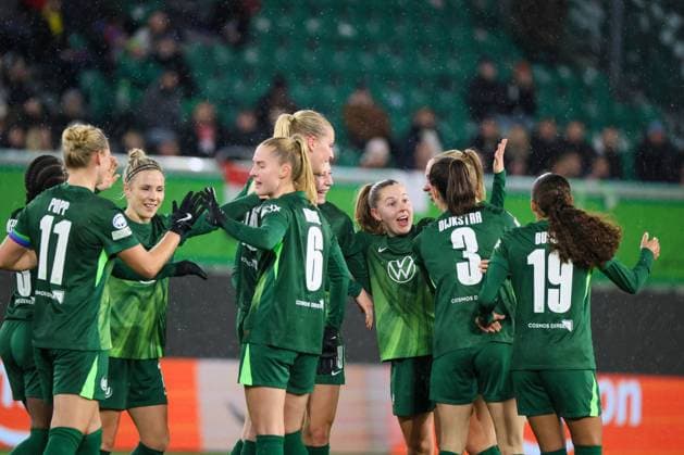 Wolfsburg, Germany 19 November 2025 Champions League Women 2025 2026 VfL Wolfsburg vs Manchester United In the picture goal scorer Ella Peddemors VfL , hidden in the picture, makes the goal to 2 1 for Wolfsburg and cheers with her teammates AOK Stadion Niedersachsen Copyright: xFotostandx xFantinix