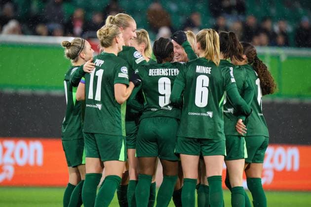 Wolfsburg, Germany 19 November 2025 Champions League Women 2025 2026 VfL Wolfsburg vs Manchester United In the picture goal scorer Ella Peddemors VfL , hidden in the picture, makes the goal to 2 1 for Wolfsburg and cheers with her teammates AOK Stadion Niedersachsen Copyright: xFotostandx xFantinix