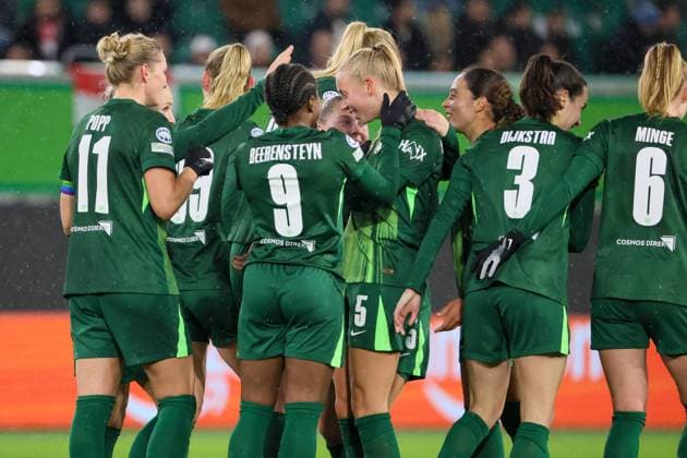 Wolfsburg, Germany 19 November 2025 Champions League Women 2025 2026 VfL Wolfsburg vs Manchester United In the picture goal scorer Ella Peddemors VfL , center in the picture, scores the goal to 2 1 for Wolfsburg and cheers with her teammates AOK Stadion Niedersachsen Copyright: xFotostandx xFantinix
