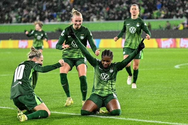 Soccer I Women I Season 2025 2026 I Champions League I Matchday 4 I VfL Wolfsburg Manchester United I 19 11 2025 Goalscorer Svenja Huth 10, VfL Wolfsburg , Ella Peddemors 5, VfL Wolfsburg , Goalscorer Lineth Beerensteyn 9, VfL Wolfsburg Wolfsburg Volkswagen Arena Niedersachsen Germany Copyright: xLobeca InesxHähnelx