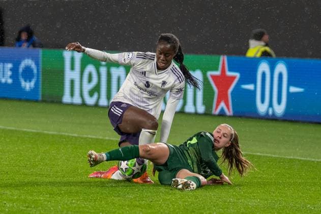 Germany, Football, UEFA, Womens Champions League, Matchday 4 2025 2026 VfL Wolfsburg Manchester United on 19 11 in Wolfsburg Volkswagen Arena Janou Levels VfL Wolfsburg 15 and Simi Awujo Manchester United 13 Copyright: xSvenxHeidmannx