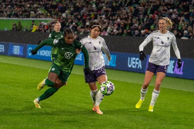 Germany, Football, UEFA, Womens Champions League, Matchday 4 2025 2026 VfL Wolfsburg Manchester United on 19 11 in Wolfsburg Volkswagen Arena Lineth Beerensteyn VfL Wolfsburg 9 and Hinata Miyazawa Manchester United 20 in a duel Copyright: xSvenxHeidmannx