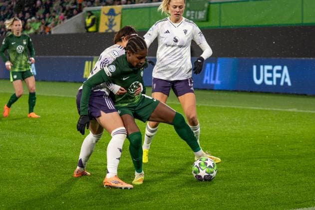 Germany, Football, UEFA, Womens Champions League, Matchday 4 2025 2026 VfL Wolfsburg Manchester United on 19 11 in Wolfsburg Volkswagen Arena Lineth Beerensteyn VfL Wolfsburg 9 and Hinata Miyazawa Manchester United 20 in a duel Copyright: xSvenxHeidmannx