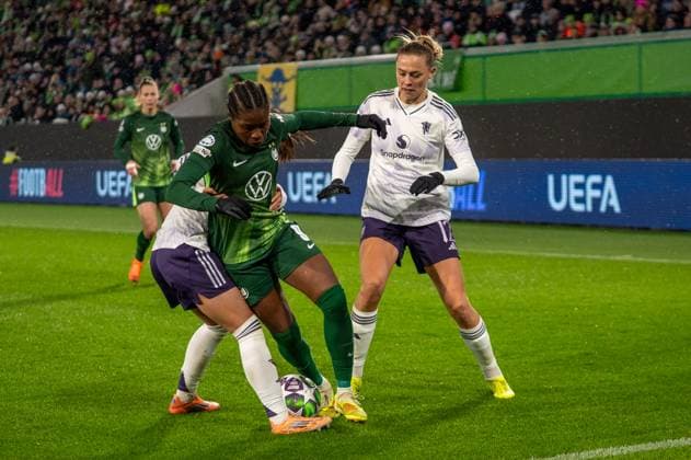 Germany, Football, UEFA, Womens Champions League, Matchday 4 2025 2026 VfL Wolfsburg Manchester United on 19 11 in Wolfsburg Volkswagen Arena Lineth Beerensteyn VfL Wolfsburg 9 and Hinata Miyazawa Manchester United 20 in a duel Copyright: xSvenxHeidmannx