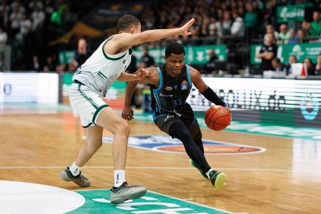 Eric Washington Science City Jena in a duel with Evans Rapieque Gladiators Trier , Vet Concept Gladiators Trier vs Science City Jena, Basketball, easyCredit BBL, Matchday 8, Season 2025 2026, 19 11 2025 Vet Concept Gladiators Trier vs Science City Jena, Basketball, easyCredit BBL, Matchday 8, Season 2025 2026, 19 11 2025 Copyright: xEibner-Pressefoto AlexanderxNeisx EP_ANS