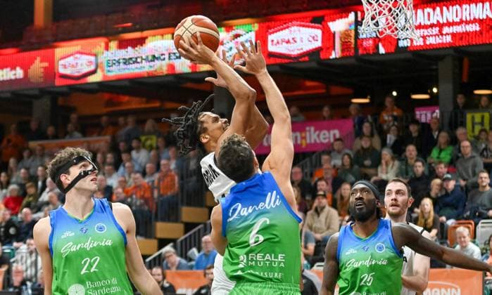Alonzo Verge Jr RASTA Vechta, 11 vs Alessandro Zanelli Dinamo BDS Sassari, 06 RASTA Vechta vs Dinamo BDS Sassari, FIBA Europe Cup, Matchday 6, 2025 2026 season, 19 11 2025, RASTA Vechta vs Dinamo BDS Sassari, FIBA Europe Cup, Matchday 6, 2025 2026 season, 19 11 2025 Vechta Copyright: xEibner-Pressefoto RobertxGertzenx EP_RGN