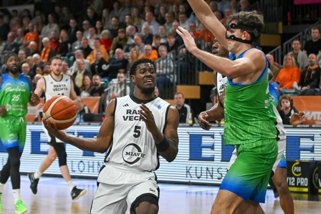 TJ Bamba RASTA Vechta, 05 vs Luca Vincini DInamo BDS Sassari, 22 RASTA Vechta vs Dinamo BDS Sassari, FIBA Europe Cup, Matchday 6, 2025 2026 season, 19 11 2025, RASTA Vechta vs Dinamo BDS Sassari, FIBA Europe Cup, Matchday 6, 2025 2026 season, 19 11 2025 Vechta Copyright: xEibner-Pressefoto RobertxGertzenx EP_RGN