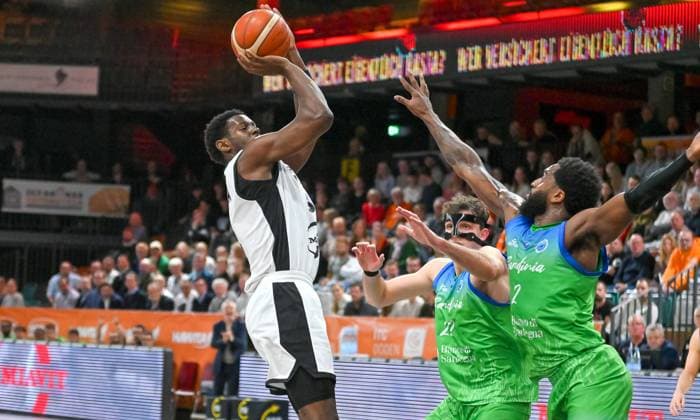TJ Bamba RASTA Vechta, 05 on the ball against Luca Vinici Dinamo BDS Sassari, 22 and Carlos Marshall jr Dinamo BDS Sassari, 02 RASTA Vechta vs Dinamo BDS Sassari, FIBA Europe Cup, Matchday 6, Season 2025 2026, 19 11 2025, RASTA Vechta vs Dinamo BDS Sassari, FIBA Europe Cup, Matchday 6, Season 2025 2026, 19 11 2025 Vechta Copyright: xEibner-Pressefoto RobertxGertzenx EP_RGN