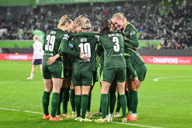 Soccer I Women I Season 2025 2026 I Champions League I Matchday 4 I VfL Wolfsburg Manchester United I 19 11 2025 Goal celebrations Sarai Linder 39, VfL Wolfsburg , Svenja Huth 10, VfL Wolfsburg , Caitlin Dijkstra 3, VfL Wolfsburg and Camilla Küver 16, VfL Wolfsburg Wolfsburg Volkswagen Arena Niedersachsen Germany Copyright: xLobeca InesxHähnelx