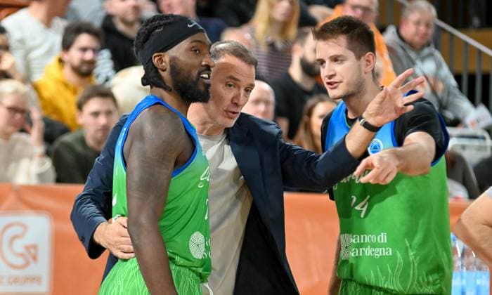 Massimo Bulleri Dinamo BDS Sassari, coach in conversation with Rashawn Thomas Dinamo BDS Sassari, 25 and Andrea Mezzanotte Dinamo BDS Sassari, 24 RASTA Vechta vs Dinamo BDS Sassari, FIBA Europe Cup, Matchday 6, 2025 2026 season, 19 11 2025, RASTA Vechta vs Dinamo BDS Sassari, FIBA Europe Cup, Matchday 6, 2025 2026 season, 19 11 2025 Vechta Copyright: xEibner-Pressefoto RobertxGertzenx EP_RGN