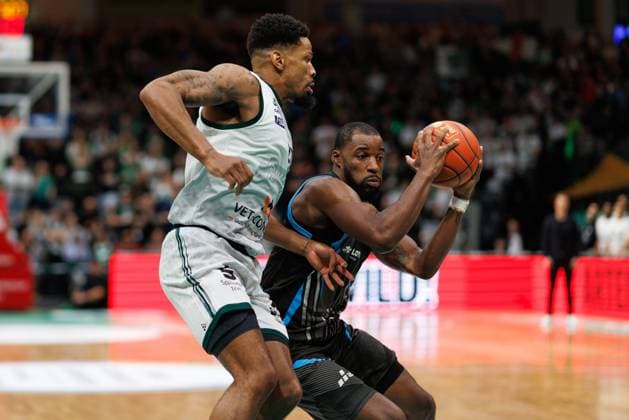Naz Bohannon Science City Jena in duel with Urald King Gladiators Trier , Vet Concept Gladiators Trier vs Science City Jena, Basketball, easyCredit BBL, Matchday 8, Season 2025 2026, 19 11 2025 Vet Concept Gladiators Trier vs Science City Jena, Basketball, easyCredit BBL, Matchday 8, Season 2025 2026, 19 11 2025 Copyright: xEibner-Pressefoto AlexanderxNeisx EP_ANS