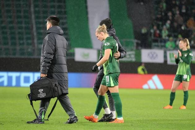 19 11 2025 Football Women 2025 2026 UEFA Women s Champions League Matchday 4 VfL Wolfsburg Manchester United Volkswagen Arena Wolfsburg Alexandra Popp Wolfsburg has to be substituted due to injury Wolfsburg Lower Saxony Germany